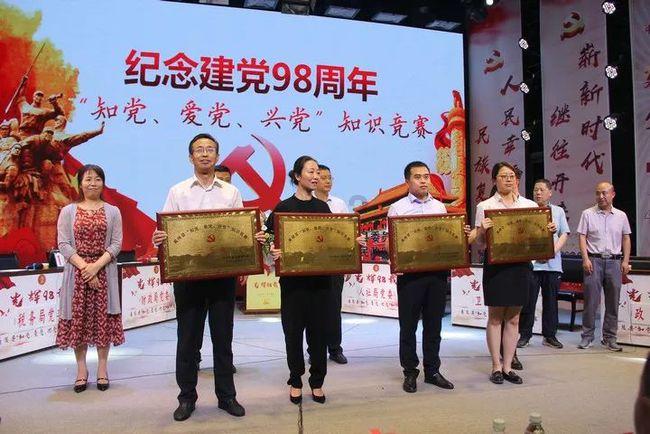 我和男友感情很好。但家庭条件差太多，爸妈不同意。怎么办？